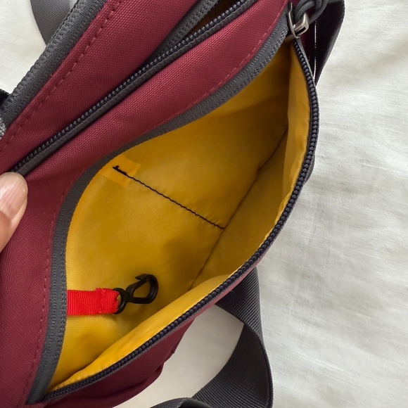 Mountainsmith Knockabout Lumbar Pack in Maroon Red - Picture 4 of 5